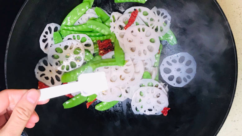 荷兰豆藕片,翻炒均匀,撒入少许盐调味