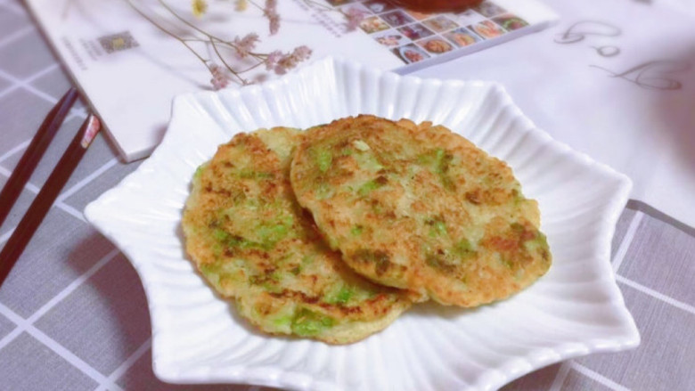 鲜虾蔬菜饼,美味的鲜虾饼就做好啦