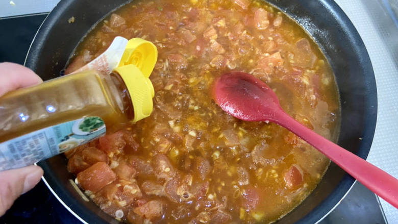 滑蛋牛肉➕番茄肥肉滑蛋,加入一茶匙太太乐鸡汁,搅拌均匀,尝下咸淡,如果觉得淡,可以补充点食盐