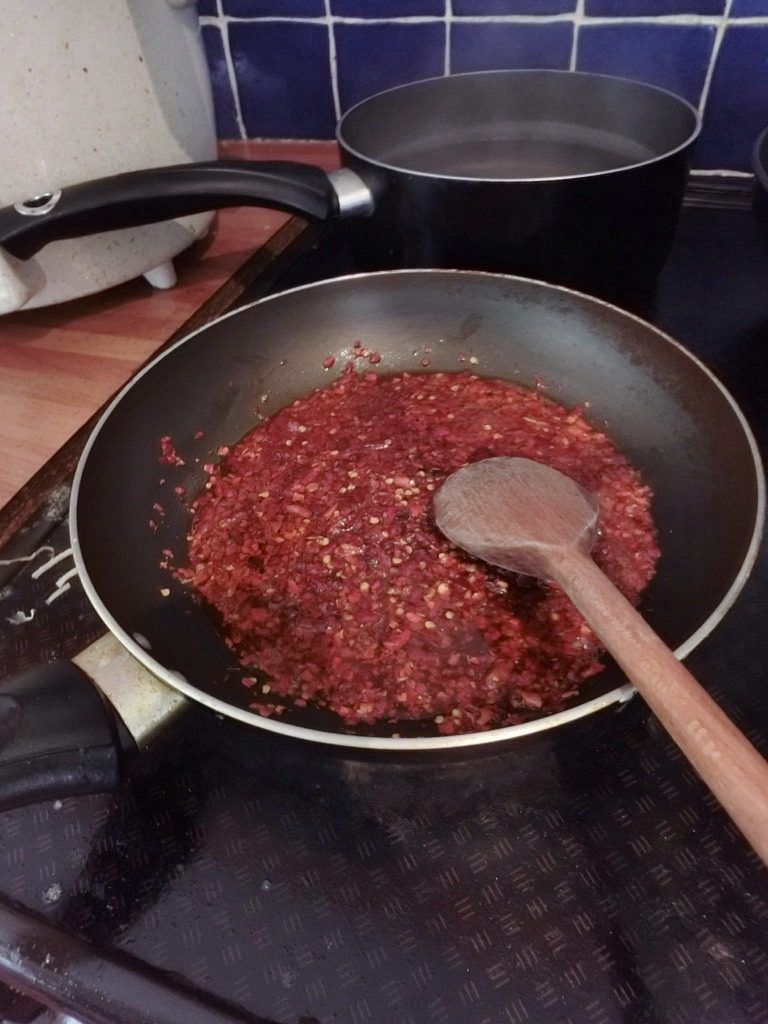 洛氏新煮义--酸辣粉条,炒辣椒油，可按个人喜好放入<a style='color:red;display:inline-block;' href='/shicai/ 700'>花椒</a>爆香，一定要记得油不宜太热，不然<a style='color:red;display:inline-block;' href='/shicai/ 761'>辣椒粉</a>就直接糊了