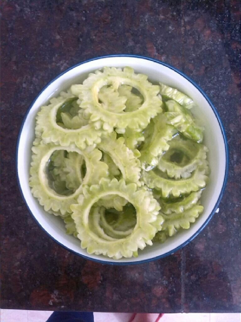   苦瓜炒蛋,  把苦瓜切片，因为苦瓜会苦涩，所以我们的要盐水泡上一小时。