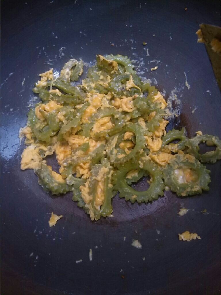   苦瓜炒蛋,  倒鸡蛋一起炒