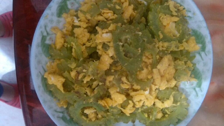   苦瓜炒蛋,  最后加盐味精添味