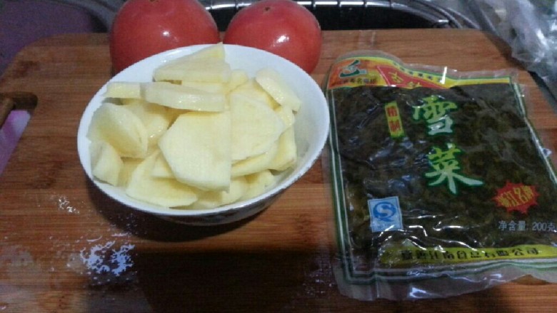 雪菜番茄土豆汤,土豆去皮，切块，<a style='color:red;display:inline-block;' href='/shicai/ 59'>番茄</a>洗净，切块