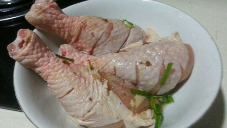 卤味鸡腿,鸡腿改刀，放入<a style='color:red;display:inline-block;' href='/shicai/ 3250'>葱</a>姜蒜末，<a style='color:red;display:inline-block;' href='/shicai/ 894'>黄酒</a>，腌制15-20分钟。（可放入蛋清，使鸡腿更嫩）