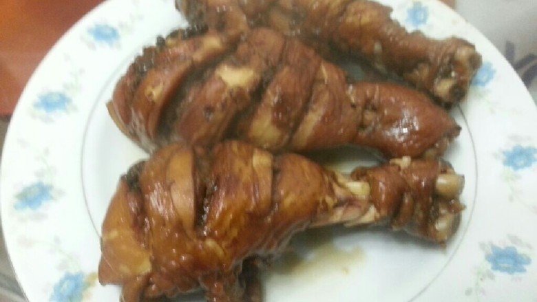 卤味鸡腿,取出装盘,可以开动了。