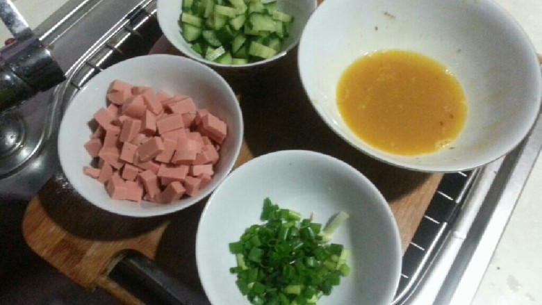 黄瓜火腿蛋炒饭,<a style='color:red;display:inline-block;' href='/shicai/ 54'>黄瓜</a>洗净，切丁，<a style='color:red;display:inline-block;' href='/shicai/ 437'>火腿肠</a>切丁，<a style='color:red;display:inline-block;' href='/shicai/ 9'>鸡蛋</a>加<a style='color:red;display:inline-block;' href='/shicai/ 894'>黄酒</a>打匀加胡椒粉或者鲜辣粉（看个人口味）