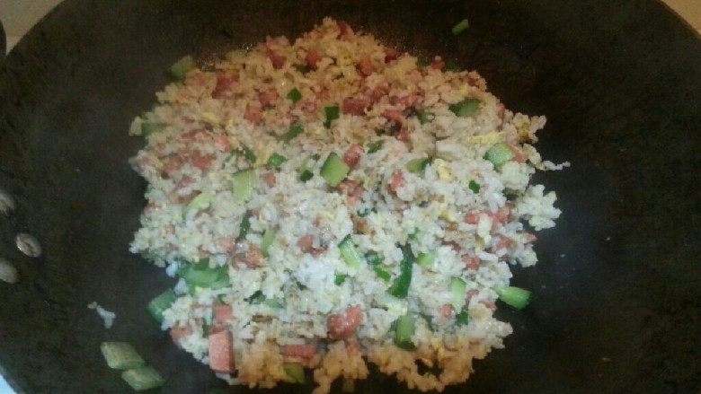 黄瓜火腿蛋炒饭,倒一点油，先放隔夜饭翻炒，倒入打好鸡蛋的，充分搅拌，放入黄瓜和火腿肠丁，放盐<a style='color:red;display:inline-block;' href='/shicai/ 717'>味精</a>，再搅拌，最后撒上<a style='color:red;display:inline-block;' href='/shicai/ 3250'>葱</a>花即可。