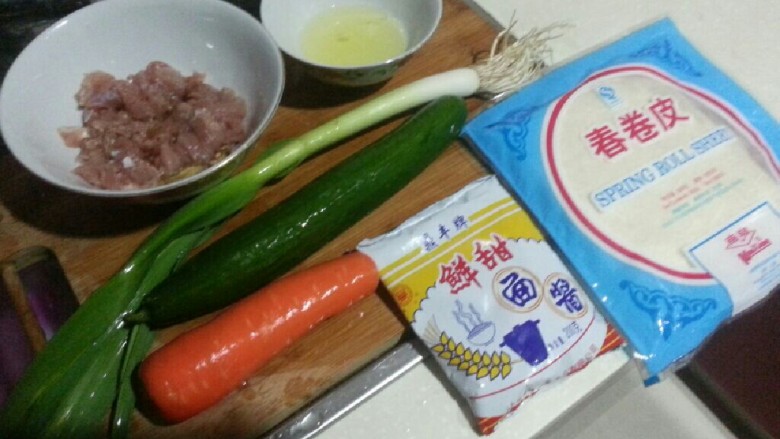 京酱肉丝包饼,<a style='color:red;display:inline-block;' href='/shicai/ 414'>猪肉</a>洗净切丝，准备<a style='color:red;display:inline-block;' href='/shicai/ 17'>蛋清</a>，<a style='color:red;display:inline-block;' href='/shicai/ 54'>黄瓜</a>，<a style='color:red;display:inline-block;' href='/shicai/ 25'>胡萝卜</a>，<a style='color:red;display:inline-block;' href='/shicai/ 138'>大<a style='color:red;display:inline-block;' href='/shicai/ 3250'>葱</a></a>洗净备用