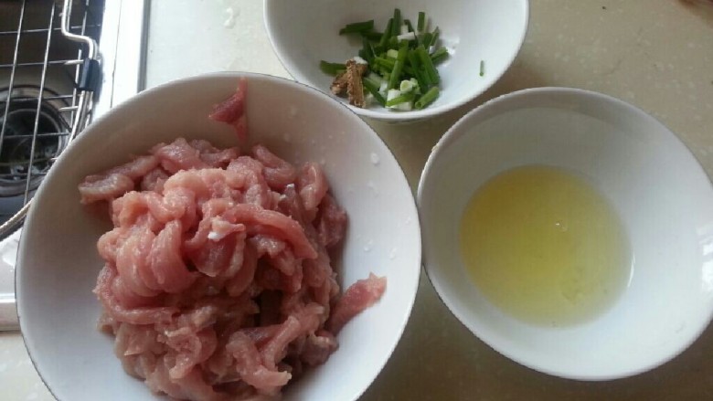 京酱肉丝包饼,肉丝先要加葱<a style='color:red;display:inline-block;' href='/shicai/ 37'>姜</a>，<a style='color:red;display:inline-block;' href='/shicai/ 894'>黄酒</a>蛋清，腌制10分钟，这样肉丝更嫩。