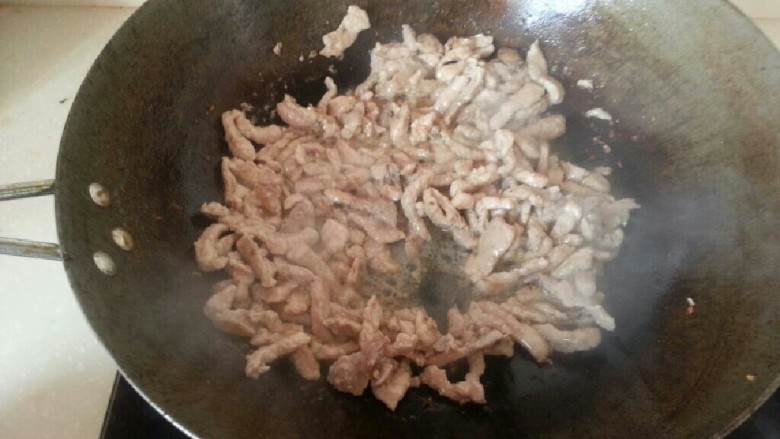 京酱肉丝包饼,锅中加一点油，先煸一下肉丝，再取出放在旁边，留一点油，放<a style='color:red;display:inline-block;' href='/shicai/ 712'>甜面酱</a>在锅中不断搅拌，加一点水，<a style='color:red;display:inline-block;' href='/shicai/ 3729'>白糖</a>和醋，再搅动