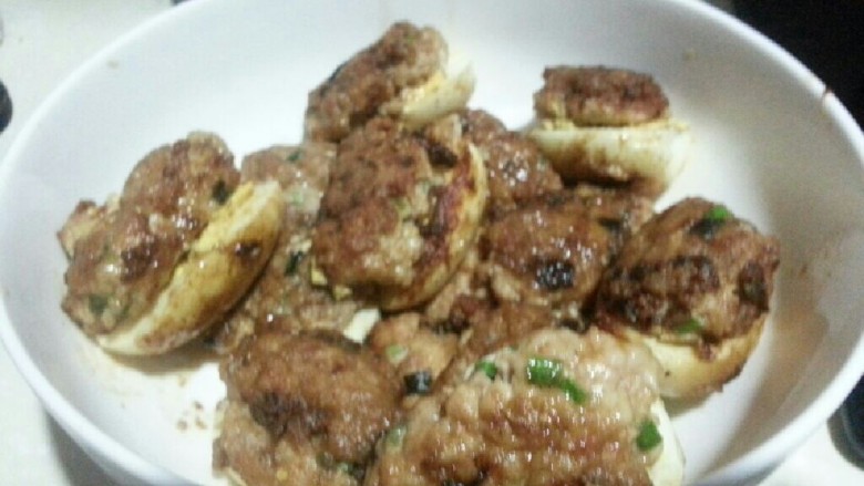 半蛋半肉,裹上生粉,下油锅炸至金黄,定型后