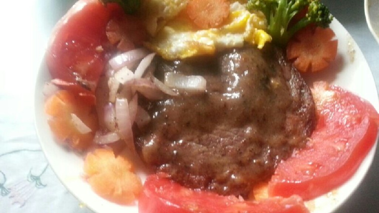 黑胡椒假日牛排套餐,黑椒汁浇在牛排上,周边放上装饰的配菜,如要食用配菜,请自行过油。荷包蛋我就不介绍了。