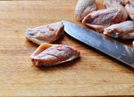 香酥辣鸡翅,将鸡翅中洗净,挤干水分,在鸡翅上两面各划两刀,方便入味儿