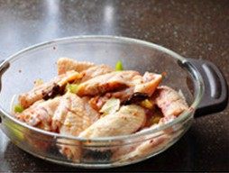 香酥辣鸡翅,加入大葱段、生姜各适量,八角2粒,香叶2片,盐1/2小勺,鸡精1/2小勺,糖1/2小勺,黄酒1小勺,胡椒粉1小勺,辣椒粉1小勺,抓匀腌制1小时以上,最好放进冰箱过夜