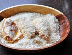 香酥辣鸡翅,再放入面包糠中,均匀裹上一层面包糠