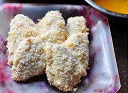 香酥辣鸡翅,裹好面包糠的鸡翅放在平盘里,静置15到20分钟