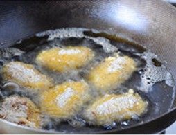香酥辣鸡翅,热锅入凉油,中火加热至150度(5成热),下入鸡翅中,转小火,慢慢炸大约4分钟,中间翻面