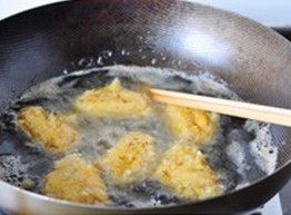 香酥辣鸡翅,4分钟后转中偏大火,炸1、2分钟,至表面金黄色,即可