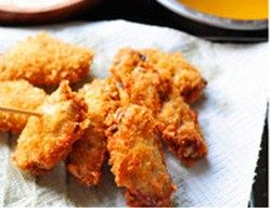 香酥辣鸡翅,将竹签扎入翅中肉厚处,留出清汤而不是血水,就表示熟了。捞出放在厨房纸上吸吸多余的油脂