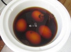 五香卤蛋,放入剥壳的鸭蛋,加水至没过,慢炖锅炖了4-5个小时。