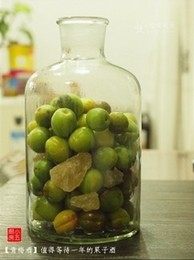 青梅酒,将青梅放进无油无水的玻璃瓶,放进冰糖,加入甘草