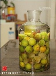 青梅酒,倒入米酒,密封保存,放阴凉处