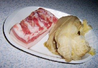 酸菜白肉火锅,酸菜洗净切成丝备用，把五花肉焯水。