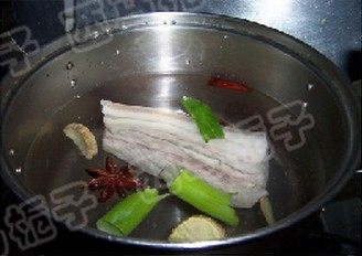 酸菜白肉火锅,放入汤锅烧开撇去血末，加入葱姜、<a style='color:red;display:inline-block;' href='/shicai/ 695'>八角</a>、<a style='color:red;display:inline-block;' href='/shicai/ 710'>桂皮</a>、辣椒。