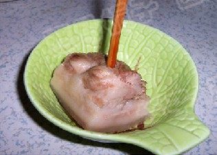 酸菜白肉火锅,转小火煮至30分钟。五花肉煮至用筷子能轻轻扎透后捞出晾凉。