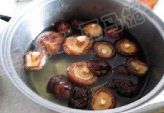 酸菜白肉火锅,<a style='color:red;display:inline-block;' href='/shicai/ 230'>香菇</a>提前泡发，准备好<a style='color:red;display:inline-block;' href='/shicai/ 335'>鱼丸</a>。