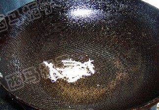 酸菜白肉火锅,锅中加入适量的油，爆香葱姜碎。