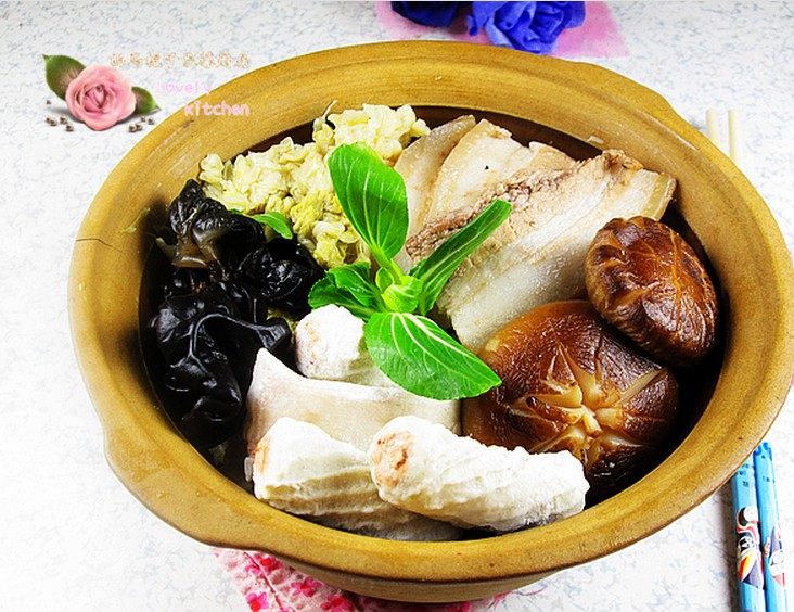 酸菜白肉火锅,倒入码放好食材的砂锅内，再继续加热，随吃即可。