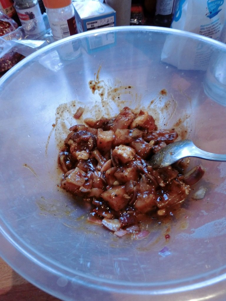 洛氏新煮义--烧烤黑椒猪肉VS烧烤孜然鱿鱼,大概腌渍十分钟左右,把猪肉切块,然后再放入李锦记的黑椒汁腌渍十五分钟左右