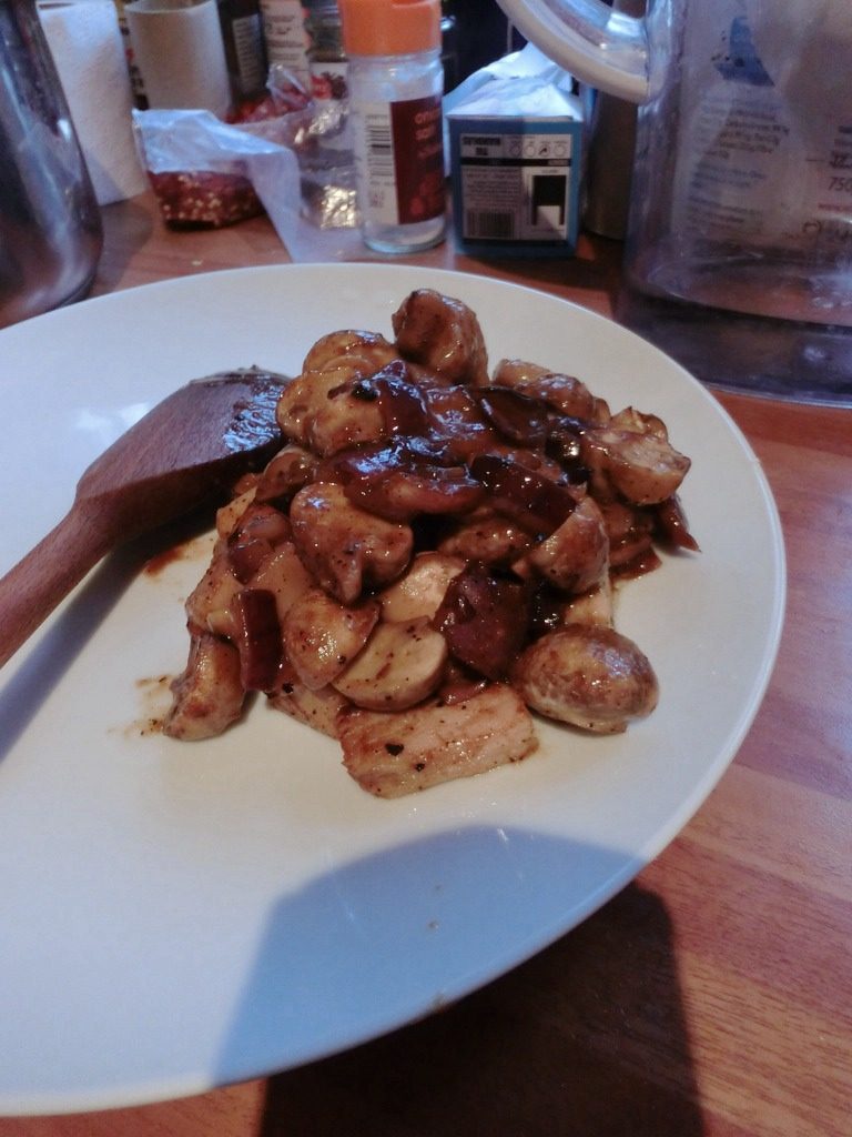 洛氏新煮义--烧烤黑椒猪肉VS烧烤孜然鱿鱼,烤好了~味道真心赞~黑椒味好浓郁,记得面上再撒些黑椒粉