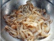 酥炸海青虾,海青虾清洗,控水,倒入不绣刚盆中