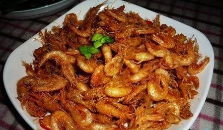 酥炸海青虾,装入盘中,出门前装入饭盒中即可