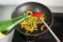 酱炒西葫芦,放豆瓣酱、生抽和糖炒匀,烹入香醋
