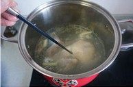 香辣口水鸡,文火煮10分钟, 用筷子扎一下,轻松扎透就说明好了