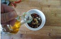 香辣口水鸡,碗里放白糖,倒入香醋生抽,麻油,香油,味精