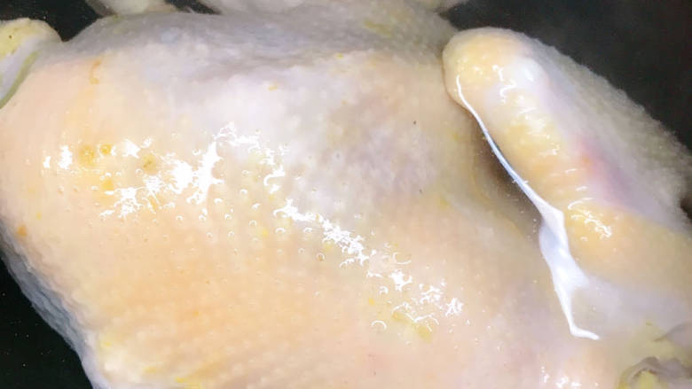 木耳淮山炖鸡,整只鸡放入冷水锅中,放入姜片