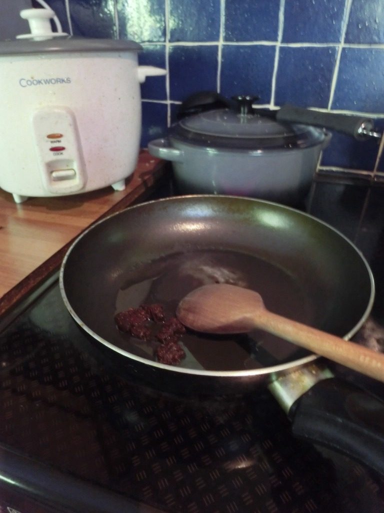 洛氏新煮义--辣烤茄子,豆瓣加油炒香,然后和之前的佐料拌到一起