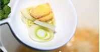 黄豆芽萝卜汤,烧开水，倒入黄豆芽，煮5分钟后放入葱姜