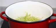 黄豆芽萝卜汤,萝卜刨丝，倒入锅里，烧开