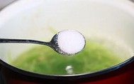 黄豆芽萝卜汤,放入盐，胡椒粉，撒入虾皮