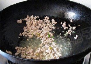 肉末尖椒烩猪血 ,锅中放油烧热,下入葱姜爆香,加入肉末煸炒