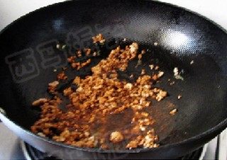 肉末尖椒烩猪血 ,加入几滴醋,煸炒至变色