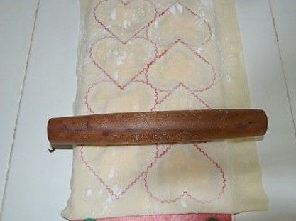 酥炸爱心水果馄饨,表面再付上一块馄饨皮,用擀面棍将心形压出来