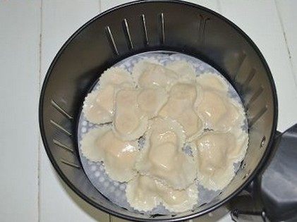 酥炸爱心水果馄饨,5分钟后取出炸篮,将做好的爱心面胚正反面刷一层薄油,然后放进空气炸锅里,炸10分钟即可