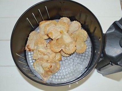 酥炸爱心水果馄饨,15分钟后,香香脆脆的爱心水果馄饨就出来了